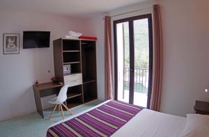 波尔图海洋微风酒店的一间卧室配有一张床、一张书桌和一个窗户。