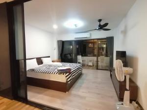 南芭堤雅帕拉塔姆纳克吉奥姆特恩山丘度假酒店的一间卧室配有一张床和吊扇