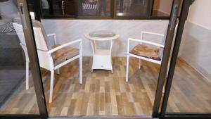 南芭堤雅帕拉塔姆纳克吉奥姆特恩山丘度假酒店的一间设有两把椅子、一张桌子和一张凳子的房间
