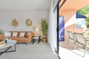 梅罗那瑞斯Meloneras Bahia 28 by VillaGranCanaria的客厅配有沙发和桌子