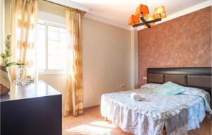 埃尔卡沃德加塔Stunning Apartment In Cabo De Gata With Kitchen的一间卧室设有一张床和一个窗口