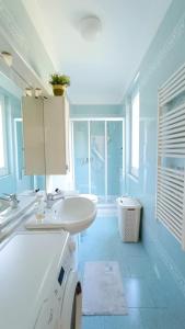 卡莫利Villa Mortola的白色的浴室设有水槽和卫生间。