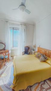 卡莫利Villa Mortola的一间卧室设有一张大床和一个窗户。