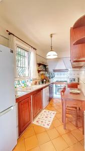 卡莫利Villa Mortola的厨房配有白色冰箱和桌子