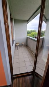 克拉科夫Rodzinny apartament dla sześciu osób的一个带两把椅子和窗户的空阳台