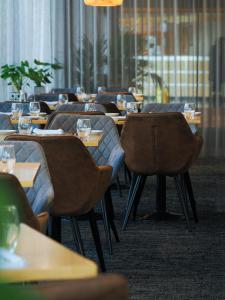 卡迪夫加的夫湾未来旅馆的餐厅里一排桌椅