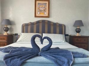 罗马维利诺玛格利塔住宿加早餐旅馆的两个天鹅在床上形成心