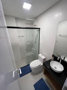 波梅罗迪Lindo Flat Central - Home Business的带淋浴、卫生间和盥洗盆的浴室