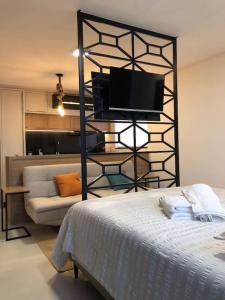波梅罗迪Lindo Flat Central - Home Business的客房设有床、电视和沙发。