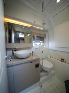 那不勒斯SuiteOnBoat的一间带水槽、卫生间和镜子的浴室