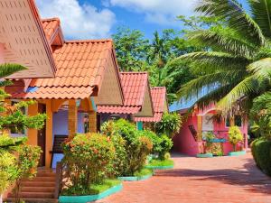 查龙Phaithong Sotel Resort的一排带橙色屋顶的房屋