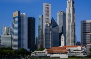 新加坡The Majestic Mile 1BR Apartment in Singapore!的城市天际线,高楼和钟楼