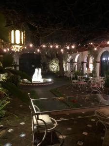 亚特兰蒂斯达Fortin de Santa Rosa的夜间庭院,设有喷泉和灯