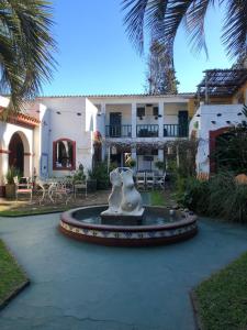 亚特兰蒂斯达Fortin de Santa Rosa的水喷泉在房子前面