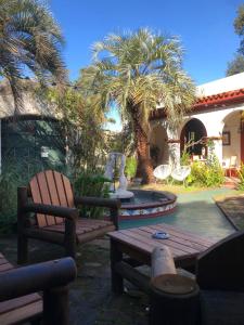 亚特兰蒂斯达Fortin de Santa Rosa的庭院设有长凳、喷泉和棕榈树