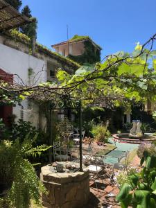 亚特兰蒂斯达Fortin de Santa Rosa的一座带游泳池的花园以及一座建筑