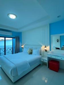彭世洛Love you Hotel的一间卧室配有一张蓝色灯光的大床
