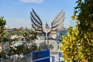 马德里VP Plaza España Design的屋顶上一群毛线虫的景色