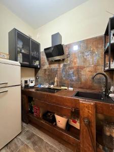 福尔米亚A due passi da的厨房配有带两个水槽的台面和冰箱。