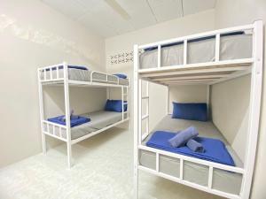 珍南海滩SOFEA HOMESTAY的一间卧室配有两张双层床。