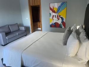 圣斐利-银港Gaia Residence Deluxe的一张大白色的床,位于一个配有沙发的房间