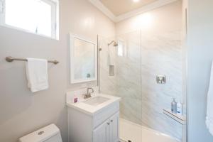 圣地亚哥4048 Stylish condo in Hillcrest Mission Hills的带淋浴和盥洗盆的白色浴室