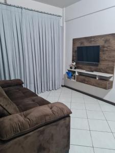 弗朗西斯科贝尔特朗Apartamento com mobília nova 201!的带沙发和平面电视的客厅