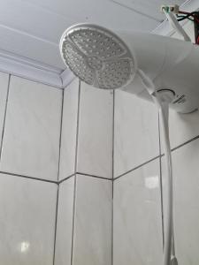 弗朗西斯科贝尔特朗Apartamento com mobília nova 201!的淋浴头挂在房间的天花板上