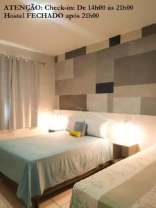 巴西利亚Elô Hostel的一间卧室,配有两张床