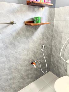 达累斯萨拉姆Sally's home-near JNIA airport的带淋浴和卫生间的浴室