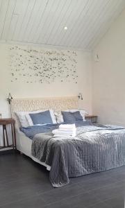 KlövedalThe Studio的一间卧室设有一张大床,墙上有鸟儿