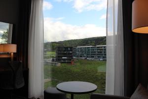 斯普赖滕巴赫IIP Apartments的客房设有窗户,享有建筑的景致。