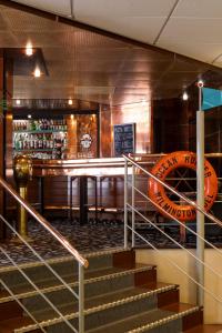 布雷斯特大洋洲布雷斯特酒店的酒吧设有楼梯,墙上有标志