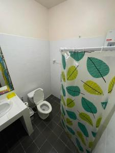 卡塔海滩San Antonio Beach Guesthouse & Restaurant的一间带卫生间和淋浴帘的浴室