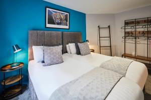 阿尼克Host & Stay - Narrowgate Apartments的卧室配有白色大床和蓝色的墙壁