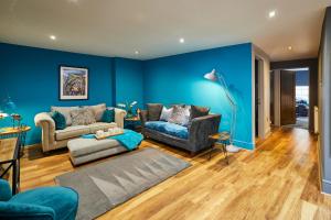 阿尼克Host & Stay - Narrowgate Apartments的客厅拥有蓝色的墙壁,配有沙发和椅子