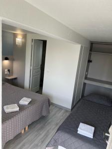 圣维斯鲁瓦西法斯特酒店 - 圣维斯的一间设有两张床铺和毛巾的房间