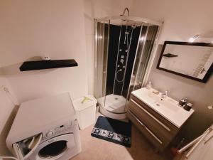 米米藏La Forêt的带淋浴、卫生间和盥洗盆的浴室