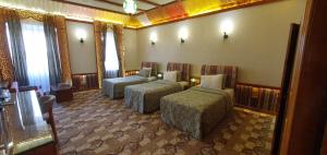 巴库Qiz Galasi Hotel Baku的酒店客房,配有两张床和两把椅子