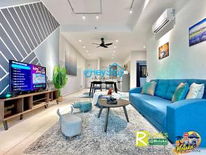马六甲OngKimWee Residence By Heystay Management的客厅配有蓝色的沙发和钢琴