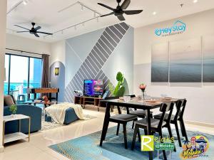 马六甲OngKimWee Residence By Heystay Management的客厅设有餐桌和沙发