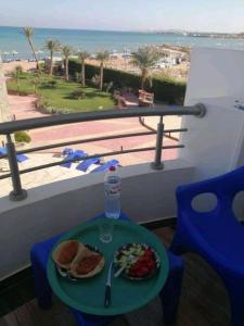 赫尔格达Chalet front the beach的阳台上的餐桌上放着一盘食物