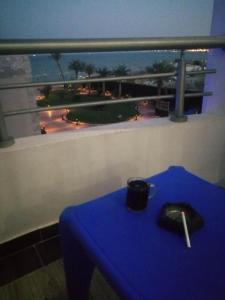 赫尔格达Chalet front the beach的美景窗户前的蓝色桌子