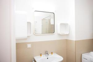 维也纳Premium 80 m2 Rooftop Apartment - 5 min to Center的一间带水槽和镜子的浴室