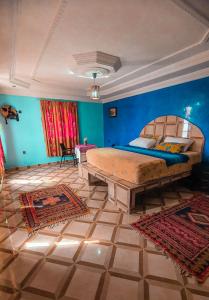 阿加迪尔The Sunrise Villa的一间卧室设有一张大床和蓝色的墙壁