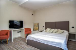佩尔吉内瓦尔苏加纳阿尔蓬加尼酒店的一间卧室配有一张床和一台平面电视
