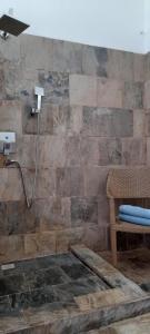 贝隆布尔Bel ombre's Panoramic view的带淋浴的浴室(带石墙)