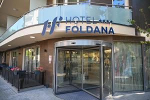 布达佩斯Hotel Foldana的前方有旋转门的建筑