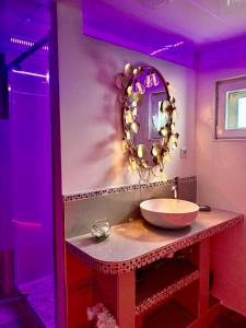 GagnyEspace détente jacuzzi sauna的浴室设有水槽和墙上的镜子