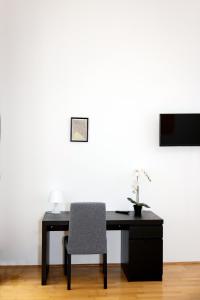 维也纳Premium 80 m2 Apartment - 5 min to Center - Free Parking的白色墙壁旁的一张桌子和椅子